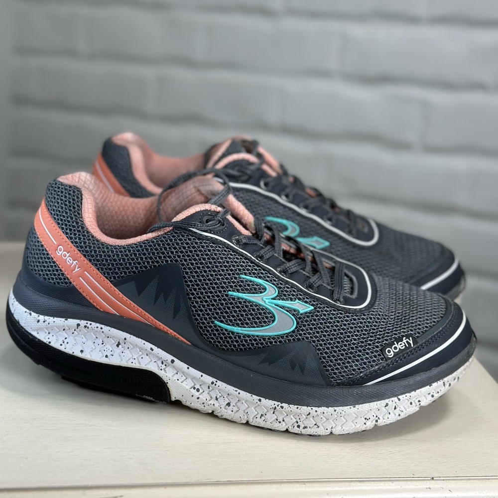 Women’s Gravity Defyer Mighty Walk athletic shoes. Size 10. Dark Gray.